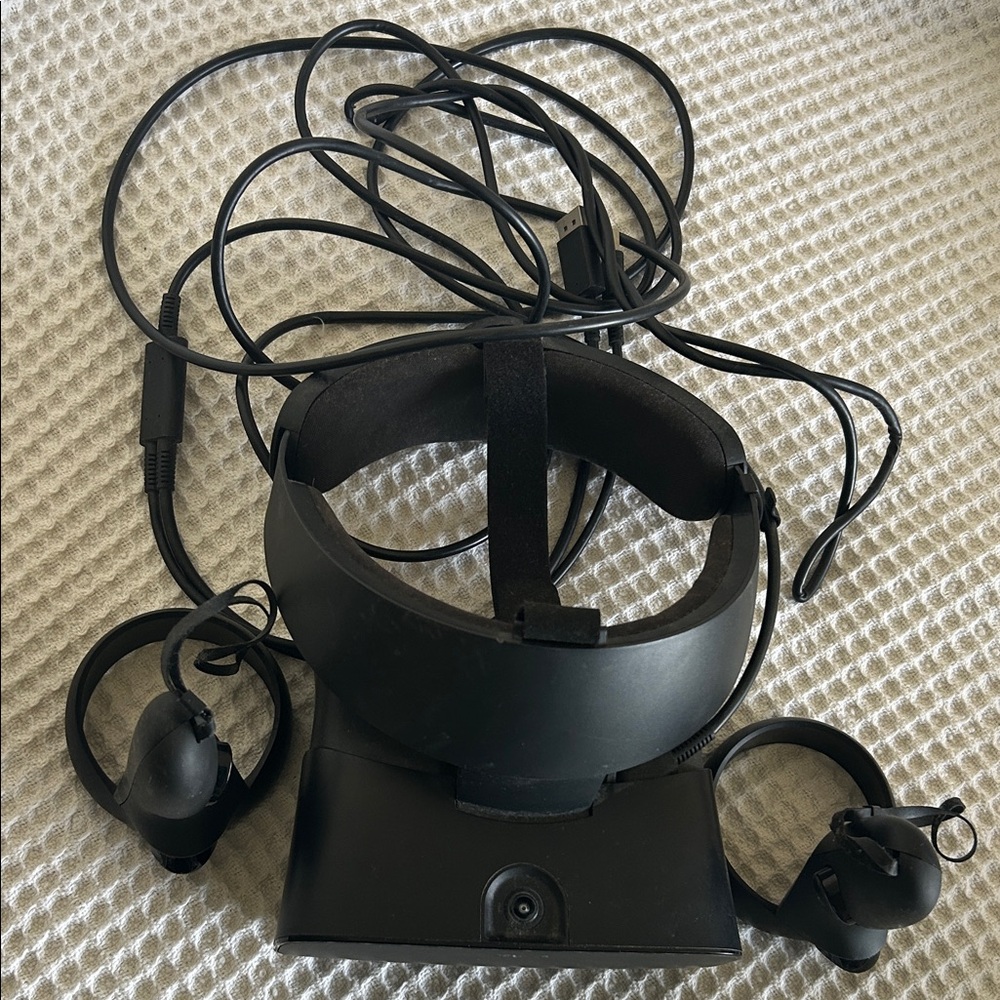 Oculus All Black VR Headset W/Controllers / Gently Used / In Great Condition
